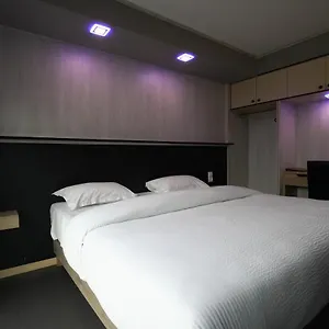 hotel-la-rocade.midi-pyreneeshotels.com/